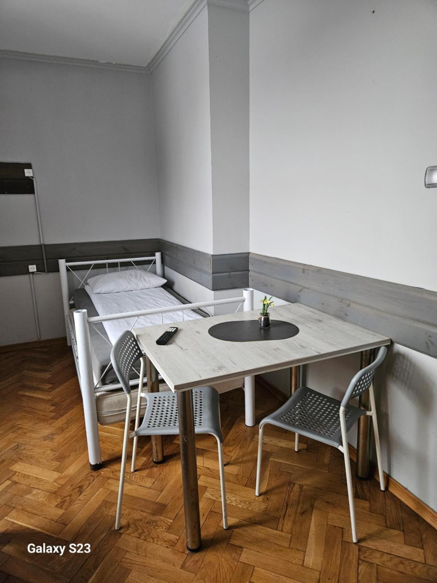 Pokoje Pracownicze Кімнати Для Працівників,Гуртожиток Swarzedz Exterior photo